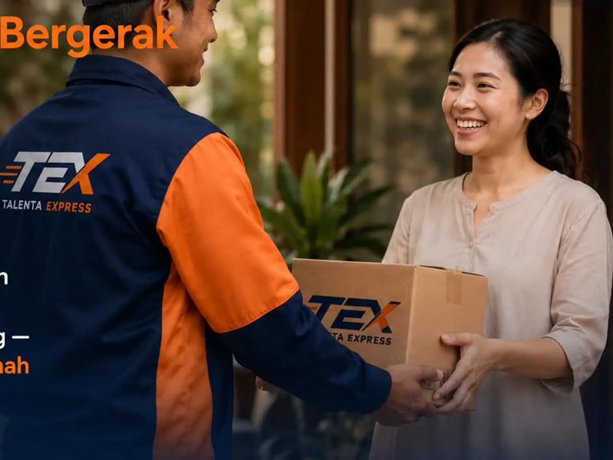 Kurir TEX menyerahkan paket kepada pelanggan
